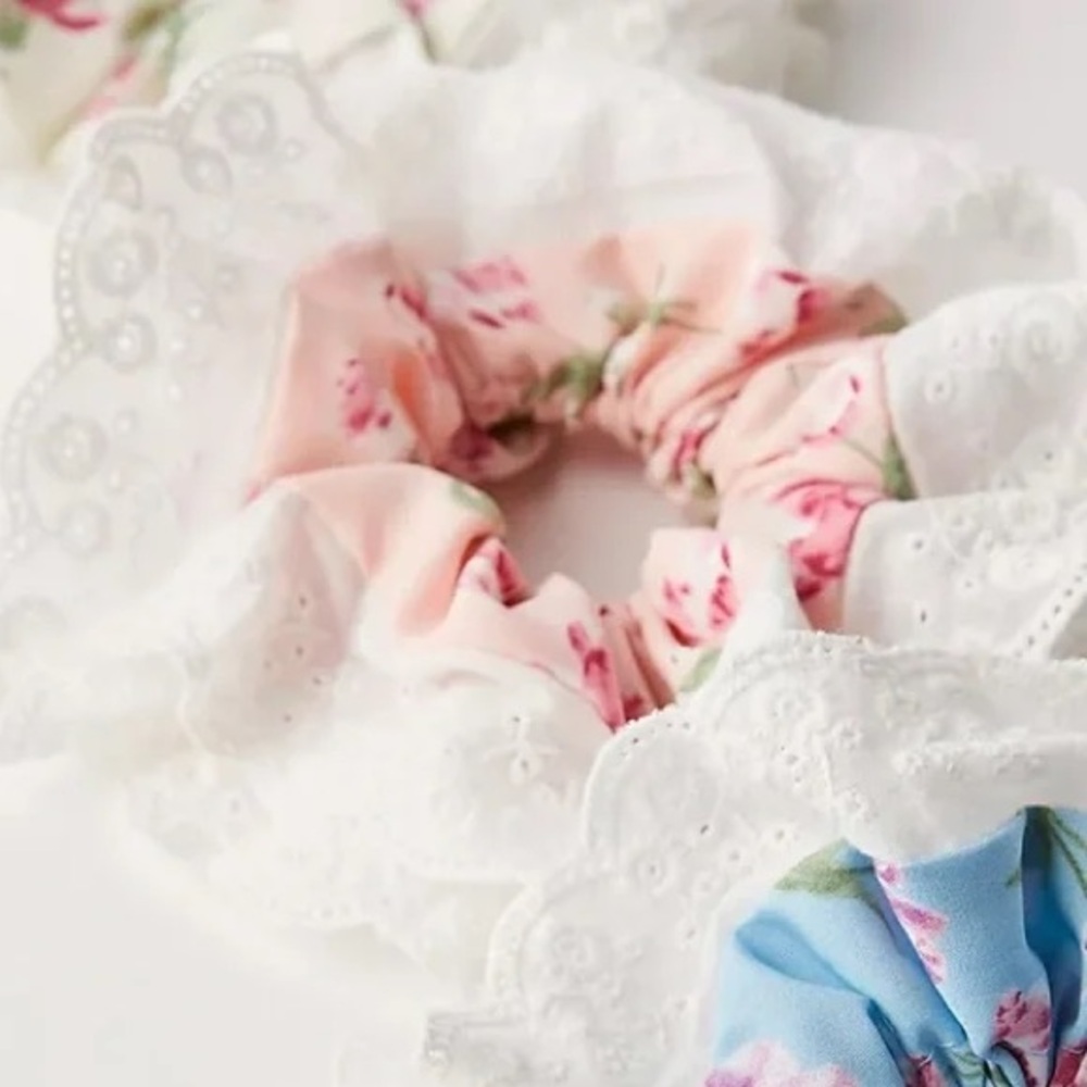 Free People Picture Perfect Scrunchie - Coral Peach Floral